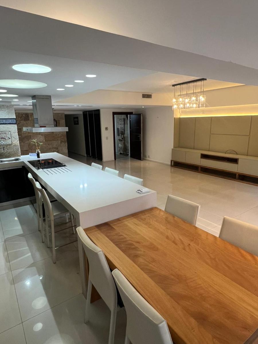 Departamento 4 ambientes con patio frente al Polo