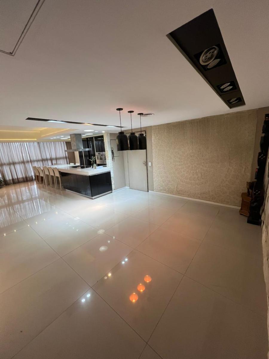 Departamento 4 ambientes con patio frente al Polo